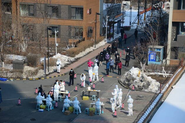 (220321) -- CHANGCHUN, March 21, 2022 -- Medical workers take swab samples from residents for nucleic acid test at a COVID-19 testing site in Changchun, northeast China s Jilin Province, March 21, 2022. Changchun rolled out a new round of mass nucleic acid test on Sunday as a measure to combat the latest COVID-19 resurgence. ) CHINA-JILIN-CHANGCHUN-COVID-19-TEST(CN) ZhangxJian 