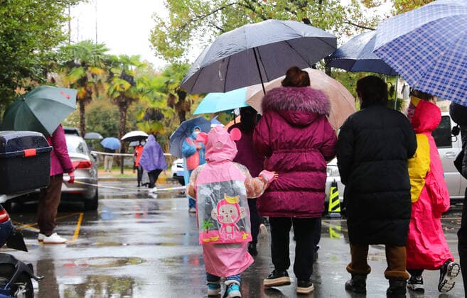 (220321) -- SHANGHAI, March 21, 2022 -- Residents queue to receive nucleic acid tests at a residential area in east China s Shanghai, March 21, 2022. ) CHINA-SHANGHAI-COVID-19-TEST(CN) FangxZhe 