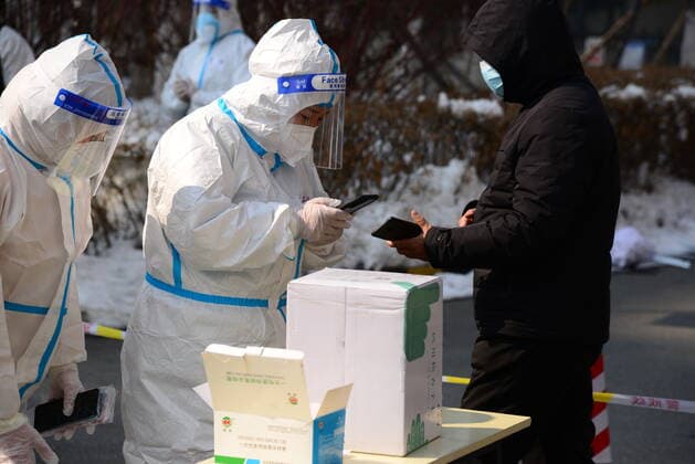 (220321) -- CHANGCHUN, March 21, 2022 -- A resident scans QR code to register for nucleic acid test at a COVID-19 testing site in Changchun, northeast China s Jilin Province, March 21, 2022. Changchun rolled out a new round of mass nucleic acid test on Sunday as a measure to combat the latest COVID-19 resurgence. ) CHINA-JILIN-CHANGCHUN-COVID-19-TEST(CN) ZhangxJian 