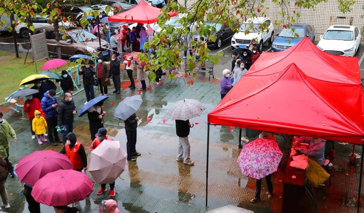 (220321) -- SHANGHAI, March 21, 2022 -- Residents queue to receive nucleic acid tests at a residential area in east China s Shanghai, March 21, 2022. ) CHINA-SHANGHAI-COVID-19-TEST(CN) FangxZhe 