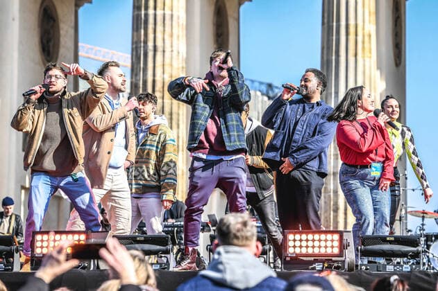 20.03.2022, xlakx, Entertainment Demo, Sound of Peace - Friedenskundgebung für die Ukraine emspor, v.l.PxP bei der Kundgebung und dem Friedenskonzert Sound Of Peace gegen den Krieg in der Ukraine am Brandenburger Tor Berlin