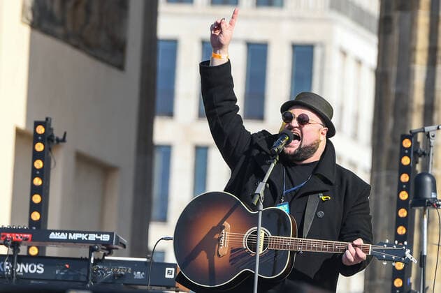 20.03.2022, xlakx, Entertainment Demo, Sound of Peace - Friedenskundgebung für die Ukraine emspor, v.l.Alex Diehl bei der Kundgebung und dem Friedenskonzert Sound Of Peace gegen den Krieg in der Ukraine am Brandenburger Tor Berlin
