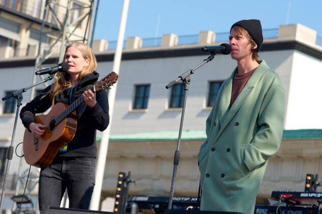 Dota & Max Prosa bei der Kundgebung und dem Friedenskonzert Sound Of Peace gegen den Krieg in der Ukraine am Brandenburger Tor. Berlin, 20.03.2022