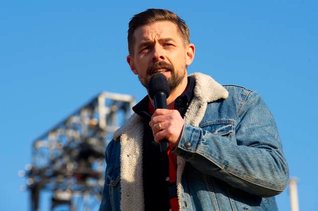 Klaas Heufer-Umlauf bei der Kundgebung und dem Friedenskonzert Sound Of Peace gegen den Krieg in der Ukraine am Brandenburger Tor. Berlin, 20.03.2022