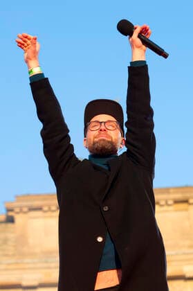 Mark Forster bei der Kundgebung und dem Friedenskonzert Sound Of Peace gegen den Krieg in der Ukraine am Brandenburger Tor. Berlin, 20.03.2022