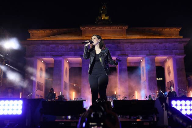 Stefanie Kloß von Silbermond bei der Kundgebung und dem Friedenskonzert Sound Of Peace gegen den Krieg in der Ukraine am Brandenburger Tor. Berlin, 20.03.2022 *** Stefanie Kloß of Silbermond at the rally and peace concert Sound Of Peace against the war in Ukraine at the Brandenburg Gate Berlin, 20 03 2022 Foto:xB.xKriemannx xFuturexImage