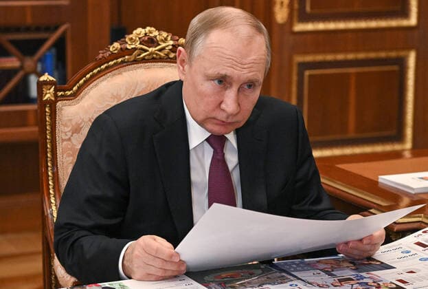 News Themen der Woche KW12 News Bilder des Tages MOSCOW, RUSSIA - MARCH 21, 2022: Russia s President Vladimir Putin looks on during a meeting with Dmitry Artyukhov, governor of the Yamalo-Nenets Autonomous Area, at Moscow s Kremlin. Mikhail Klimentyev Russian Presidential Press and Information Office TASS  TS128AC8