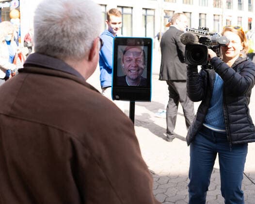 News Themen der Woche KW12 Saarlands Ministerpräsident Tobias Hans hat Corona. Seinen Wahlkampf macht er dennoch weiter, mit Robi Tobi, einem fahrbahren Ipad, steuert er sich selbst am Dienstag (21.3.2022) durch die Saarbrücker Fußgängerzone. Passanten können dann live mit ihm reden. *** Saarlands Prime Minister Tobias Hans has Corona His election campaign he makes nevertheless further, with Robi Tobi, a fahrbahren Ipad, steers he himself on Tuesday 21 3 2022 by the Saarbrücker pedestrian precinct Passers-by can talk then live with him bub