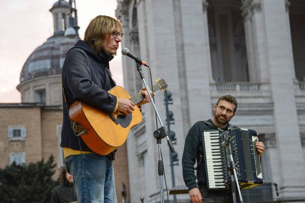 Giovanni Del Grillo, artist during Together for Peace , anti-war demonstration in Piazza San Govanni, News in Rome, Italy, March 20 2022