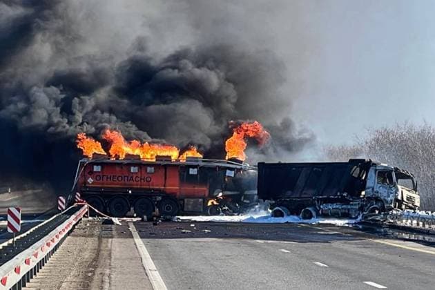 Ukraine-Krieg, Jahrestag der Invasion, Chronologie der Ereignisse, Archivbilder News Bilder des Tages Ukraine-Konflikt, Tanklaster-Brand auf der Autobahn bei Rostow am Don ROSTOV-ON-DON REGION, RUSSIA - MARCH 21, 2022: The site of a road accident involving a petrol truck on M4 Don Highway. The petrol truck and a Volvo vehicle caught fire after the crash. No casualties have been reported. The Rostov-on-Don Region Branch of the Russian State Road Safety Inspectorate TASS THIS IMAGE WAS PROVIDED BY A THIRD PARTY. EDITORIAL USE ONLY  TS128B47
