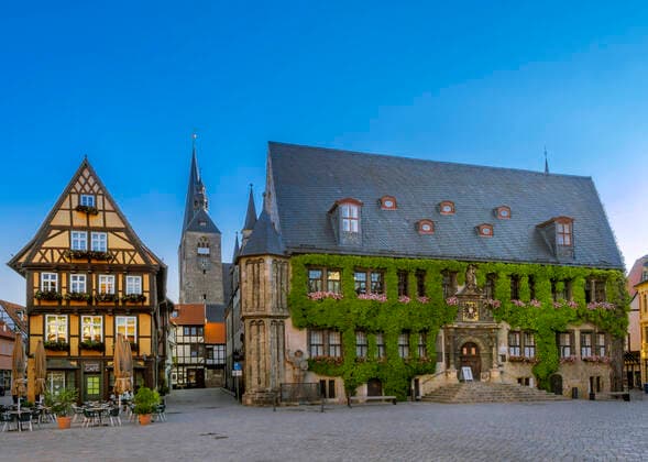 Cafe am Markt und Rathaus im UNESCO-Weltkulturerbe der Stadt Quedlinburg, Sachsen-Anhalt, Deutschland, Europa Rathaus in Quedlinburg, Sachsen-Anhalt, Germany