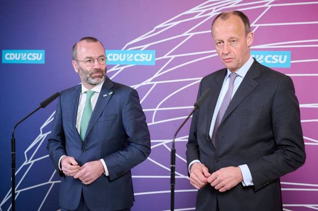 Pressekonferenz von Manfred Weber, Friedrich Merz und Alexander Dobrindt im Bundestag Friedrich Merz (Vorsitzender der CDU CSU-Bundestagsfraktion) und Manfred Weber (EVP) während der Pressekonferenz vor der CDU CSU Fraktionssitzung im Deutschen Bundestag am 21.03.2022 in Berlin. Berlin Bundestag Berlin Deutschland *** Press conference of Manfred Weber, Friedrich Merz and Alexander Dobrindt in the Bundestag Friedrich Merz chairman of the CDU CSU parliamentary group and Manfred Weber EPP during the press conference before the CDU CSU parliamentary group meeting in the German Bundestag on 21 03 2022 in Berlin Berlin Bundestag Berlin Germany