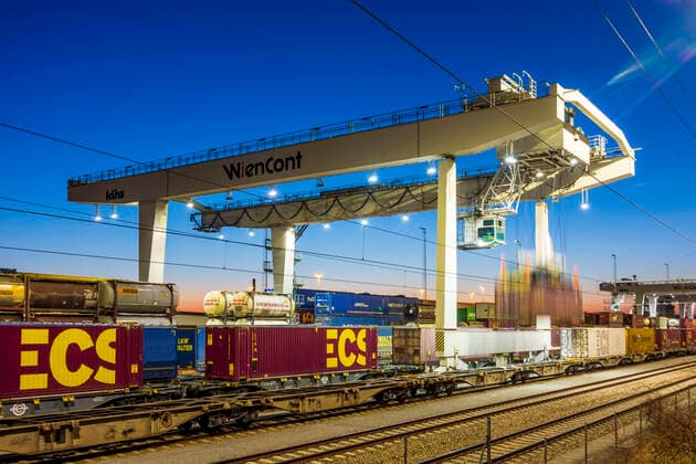 IMAGO Creative: Business, Inflation und Lieferketten moving gantry cranes in container terminal of port Freudenau, company WienCont, railway line, transshipment road to rail and vice versa, container Wien, Vienna Wien Austria 02. Leopoldstadt