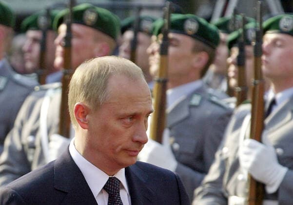 Der russische Praesident Wladimir Putin waehrend des Abschreitens der Militaerformation bei den deutsch-russischen Konsultationen am 09.04.2002 in Weimar. search: Deutschland Germany Thueringen Politik Thueringia Russia Russian Russland Besuch Staatsbesuch visit visits deutsch russisch deutsch-russische Beziehungen Konsultationen Konsultation Beziehung Verbindung Partnerschaft Freundschaft Vladimir Putin Wladimir Menschen people seitlich Portraet Portrait halbe Person QF militaerische Ehren Militaer Armee deutsche Streitkraefte Soldaten Freundschaften Maennerfreundschaften Beziehungen Moskau Europa kalter Krieg Staatsbesuche Russian President Vladimir Putin, right, and Federal Chancellor Gerhard Schroeder, left, while the military format