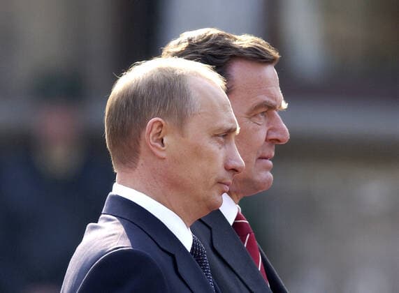 Der russische Praesident Wladimir Putin, links, und Bundeskanzler Gerhard Schroeder, rechts, waehrend des Abschreitens der Militaerformation bei den deutsch-russischen Konsultationen am 09.04.2002 in Weimar. search: Deutschland Germany Thueringen Politik Thueringia Russia Russian Russland Besuch Staatsbesuch visit visits deutsch russisch deutsch-russische Beziehungen Konsultationen Konsultation Beziehung Verbindung Partnerschaft Freundschaft Vladimir Putin Wladimir Menschen people seitlich Portraet Portrait halbe Person QF militaerische Ehren Militaer Armee deutsche Streitkraefte Militaer Soldaten Freundschaften Maennerfreundschaften Beziehungen Moskau Europa kalter Krieg Staatsbesuche Russian President Vladimir Putin, right, and