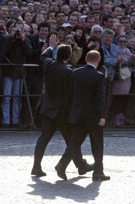 Der russische Praesident Wladimir Putin, rechts, und Bundeskanzler Gerhard Schroeder, links, nach dem Abschreiten der Militaerformation bei den deutsch-russischen Konsultationen am 09.04.2002 in Weimar. search: Deutschland Germany Thueringen Politik Thueringia Russia Russian Russland Besuch Staatsbesuch visit visits deutsch russisch deutsch-russische Beziehungen Konsultationen Konsultation Beziehung Verbindung Partnerschaft Freundschaft Vladimir Putin Wladimir Menschen people von hinten ganze Person HF militaerische Ehren Militaer Armee deutsche Streitkraefte Militaer Soldaten Freundschaften Maennerfreundschaften Beziehungen Moskau Europa kalter Krieg Staatsbesuche Russian President Vladimir Putin, right, and Federal Chancellor Gerh