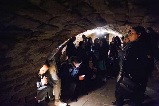 News Bilder des Tages March 21, 2022, Lviv, Ukraine: People hide in one of the official underground shelter during an air alarm. Russia invaded Ukraine on 24 February 2022, triggering the largest military attack in Europe since World War II. Over 3 million Ukrainians have already left the country and the historic port city of Odessa is under threat of bombardment from the Russian forces. Lviv Ukraine - ZUMAs197 20220321_zaa_s197_140 Copyright: xMykolaxTysx