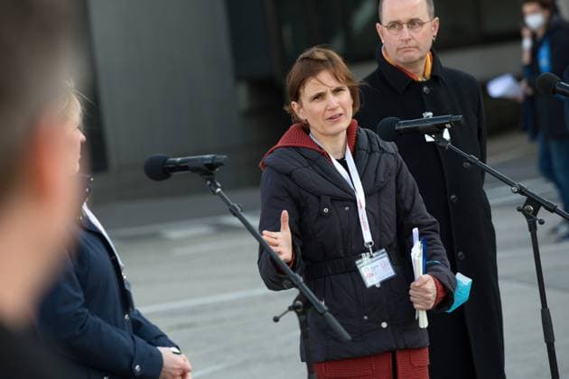 Berlin, Berlin, Deutschland, DEU - Ukraine Ankunftszentrum auf den Tegler Flughafengelaende 20.03.2022, Berlin, Berlin, Deutschland, DEU - Ukraine Ankunftszentrum auf den Tegler Flughafengelaende. Ukrainische Kriegsfluechtlinge werden dort registriert und nach dem Koenigsberger Schluessel auf alle Bundeslaender verteilt. Pressekonferenz mit Katja Kipping (Die Linke), Senatorin fuer Integration, Arbeit und Soziales. Im Hintergrund Alexander Strassmeir, Praesident des Landesamtes fuer Fluechtlingsangelegenheiten (LAF). Berlin Berlin Deutschland *** Berlin, Berlin, Germany, DEU Ukraine Arrival Center on the Tegler airport grounds 20 03 2022, Berlin, Berlin, Germany, DEU Ukraine Arrival Center on the Tegler airport grounds Ukrainian war refuge