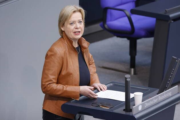 Dr. Gesine Lötzsch, Fraktion Die Linke, Deutschland, Berlin, Reichstag, 22. März 2022 (23. Sitzung), Finanzminister Lindner kündigt dringend be­nötigte Entlastungen an *** Dr Gesine Lötzsch, parliamentary group Die Linke, Germany, Berlin, Reichstag, 22 March 2022 23 session , Finance Minister Lindner announces urgently needed relief