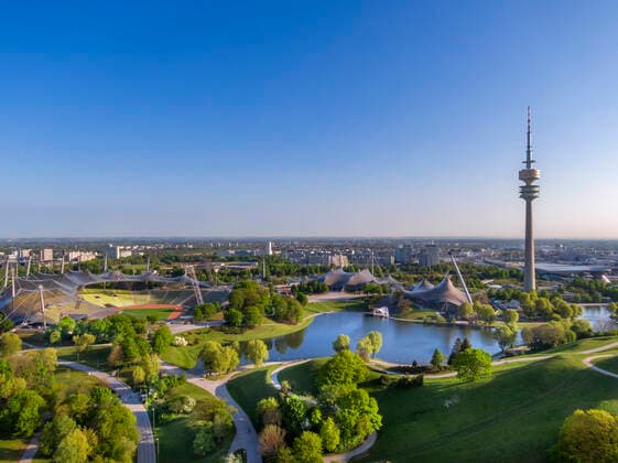 Olympiagelände, Park mit Olympiasee und Fernsehturm, Olympiaturm, Theatron, Olympiapark, München, Oberbayern, Bayern, Deutschland, Europa Olympic Park in Munich, Bavaria, Germany *** Olympic area, park with Olympic lake and TV tower, Olympic tower, Theatron, Olympic Park, Munich, Upper Bavaria, Bavaria, Germany, Europe Olympic Park in Munich, Bavaria, Germany