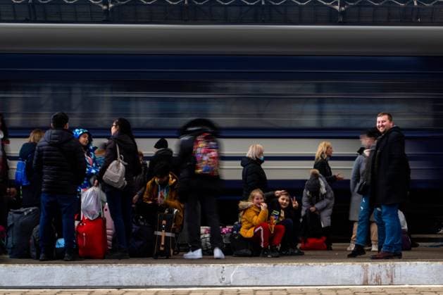 News Bilder des Tages Ukraine-Konflikt, Flüchtende am Bahnhof von Lwiw March 22, 2022, Lviv, Lviv Oblast, Ukraine: A train drives by Ukrainians waiting to leave Ukraine. As the war in Ukraine continues people flee from the violence by train coming to Lviv or traveling on to Poland. Lviv Ukraine - ZUMAs197 20220322_zab_s197_012 Copyright: xTyxONeilx