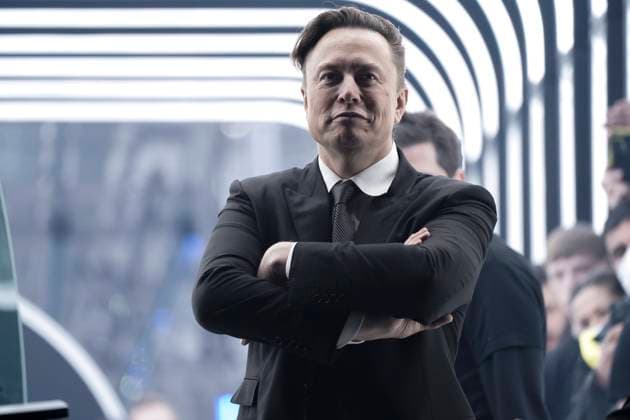 Tesla Delivery Day - Eroeffnung der Tesla-Gigafactory in Gruenheide in der Naehe von Berlin Aktuell, 22.03.2022, Gruenheide, Elon Musk Tesla-Chef im Portrait mit besonderer Geste beim Tesla Delivery Day zur Eroeffnung und offiziellem Produktionsstart der Tesla Fabrik, der neuen Gigafactory des Elektroautobauers in Europas groesste E-Autofabrik Gruenheide in der Naehe von Berlin Gruenheide Brandenburg Deutschland *** Tesla Delivery Day opening of the Tesla Gigafactory in Gruenheide near Berlin Current, 22 03 2022, Gruenheide, Elon Musk Tesla boss in portrait with special gesture at the Tesla Delivery Day for the opening and official production start of the Tesla factory, the new Gigafactory of the electric car manufacturer in Europes larg