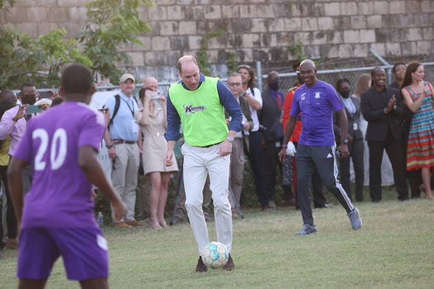 Prinz William und Kate in Jamaika, Besuch in Trench Town - William spielt Fußball . 23 03 2022. Jamaica . Prince William and Kate Middleton, the Duke and Duchess of Cambridge, visit Trench Town in Jamaica, on the fourth day of their Royal Tour of the Caribbean.  xStephenxLockx xi-Imagesx IIM-23231-0080