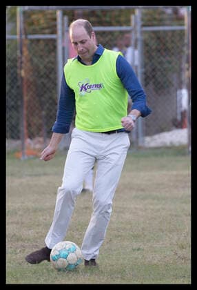 Prinz William und Kate in Jamaika, Besuch in Trench Town - William spielt Fußball . 22 03 2022. Kingston, Jamaica. Prince William, the Duke of Cambridge, playing football during a visit to Trench Town in Kingston, Jamaica on the fourth day of his Royal Tour of the Caribbean.  xStephenxLockx xi-Imagesx IIM-23231-0115