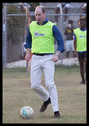 Prinz William und Kate in Jamaika, Besuch in Trench Town - William spielt Fußball . 22 03 2022. Kingston, Jamaica. Prince William, the Duke of Cambridge, playing football during a visit to Trench Town in Kingston, Jamaica on the fourth day of his Royal Tour of the Caribbean.  xStephenxLockx xi-Imagesx IIM-23231-0117