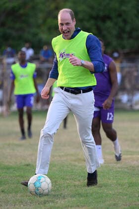 Prinz William und Kate in Jamaika, Besuch in Trench Town - William spielt Fußball . 22 03 2022. Kingston, Jamaica. Prince William and Kate Middleton, the Duke and Duchess of Cambridge, during a visit to Trench Town in Kingston, Jamaica, on the fourth day of their Royal Tour of the Caribbean.  xi-Imagesx IIM-23231-0144