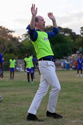 Prinz William und Kate in Jamaika, Besuch in Trench Town - William spielt Fußball . 22 03 2022. Kingston, Jamaica. Prince William and Kate Middleton, the Duke and Duchess of Cambridge, during a visit to Trench Town in Kingston, Jamaica, on the fourth day of their Royal Tour of the Caribbean.  xi-Imagesx IIM-23231-0150