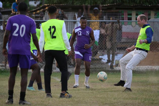 Prinz William und Kate in Jamaika, Besuch in Trench Town - William spielt Fußball . 22 03 2022. Kingston, Jamaica. Prince William and Kate Middleton, the Duke and Duchess of Cambridge, during a visit to Trench Town in Kingston, Jamaica, on the fourth day of their Royal Tour of the Caribbean.  xi-Imagesx IIM-23231-0177