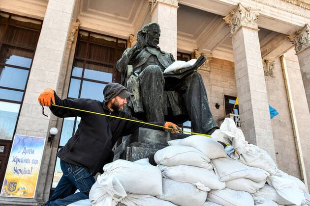 News Themen der Woche KW12 News Bilder des Tages Ukraine-Konflikt, Schutz von Denkmälern und Statuen in Saporischschja Protection of monuments in Zaporizhzhia ZAPORIZHZHIA, UKRAINE - MARCH 22, 2022 - Local volunteers, historians and museum employees carry out conservation works at the monument to Russian composer Mikhail Glinka outside the Mikhail Glinka Concert Hall that is home of the Zaporizhzhia Regional Philharmonic in a bid to protect the statue from damage in case of Russian attacks, Zaporizhzhia, southeastern Ukraine. Zaporizhzhia Ukraine  Copyright: xDmytroxSmolyenkox originalFilename: ukrinform-protecti220322_npP4P.jpg