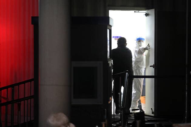Coronavirus in Südkorea, Eindrücke aus Seoul (220323) -- SEOUL, March 23, 2022 -- A confirmed COVID-19 patient is hospitalized at an emergency medical institution in Seoul, South Korea, March 22, 2022. South Korea reported 490,881 new COVID-19 cases as of midnight Tuesday compared to 24 hours ago, raising the total number of infections to 10,427,247, the health authorities said Wednesday. ( Handout via Xinhua) SOUTH KOREA-SEOUL-COVID-19-CASES NEWSIS
