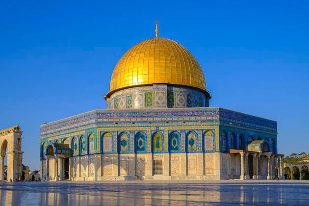 Fotoreportage Jerusalem Israel, Ost Jerusalem am 22.03.2022: Der Felsendom im Sonnenuntergangslicht vor einem blauen Himmel. *** Photo reportage Jerusalem Israel, East Jerusalem on 22 03 2022 The Dome of the Rock in the sunset light against a blue sky