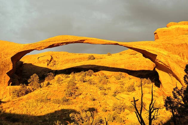 Creative Highlights World Landscape Arch bei Sonnenaufgang und aufziehendem Gewitter, USA, Arches Nationalpark Landscape Arch at sunrise and approaching thunderstorm, USA, Arches National Park BLWS664500 *** Landscape Arch at sunrise and approaching thunderstorm, USA, Arches National Park Landscape Arch at sunrise and approaching thunderstorm, USA, Arches National Park BLWS664500 Copyright: xblickwinkel McPHOTO I.xSchulzx