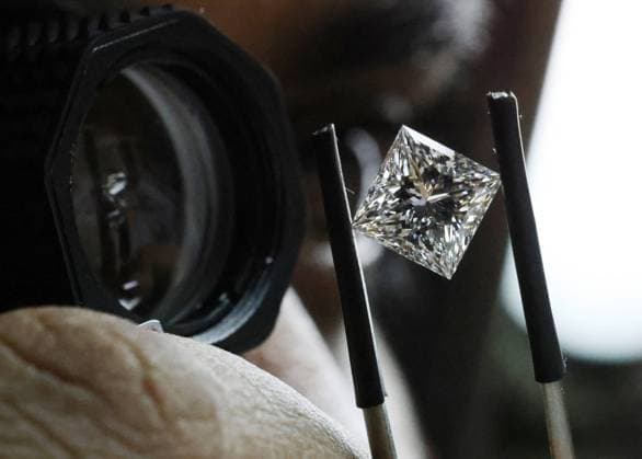 VLADIVOSTOK, RUSSIA - MARCH 23, 2022: An employee assesses quality of a cut diamond at the M Suresh Vladivostok diamond cutting plant. M Suresh Vladivostok was registered in Russia by the Indian group of companies De Beers and became resident of the Free Port of Vladivostok in 2018. Rough diamonds are supplied to M Suresh Vladivostok by Alrosa. High-quality precious stones from the Vladivostok facility are to be supplied to the M Suresh jewelry factories in India and Botswana specializing in wedding jewelry and accessories; in the future, M Suresh Vladivostok is planning to ramp up production and develop luxury jewelry in Russia. Yuri Smityuk TASS  TS128F54