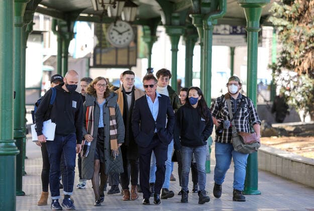Bilder des Jahres 2022, Entertainment 03 März Entertainment Themen der Woche KW12 Entertainment Bilder des Tages Sean Penn Pressekonferenz in Krakau Sean Penn visits Poland Photo: Jan Graczynski East News U.S. actor Sean Penn visits the Krakow Glowny (Cracow Main) railway station, where one of the reception centres for Ukrainian refugees operates, on March 23, 2022 in Krakow, Poland. Penn arrived in Krakow to sign on behalf of the CORE humanitarian organisation an agreement with the city s authorities regarding cooperation with the aid efforts dedicated to people displaced due to the Russian attack on Ukraine. CORE (Community Organized Relief Effort) is a non-profit organisation founded by actor Sean Penn, initially established in response to the 2010 earthquake in Haiti. EN_01518006_0005 