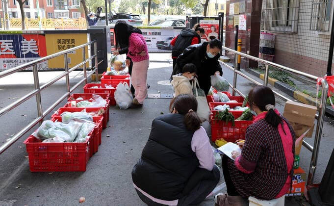 (220323) -- SHANGHAI, March 23, 2022 -- People select vegetables at a residential area under closed management in east China s Shanghai, March 23, 2022. ) CHINA-SHANGHAI-COVID-19-PREVENTION & CONTROL (CN) FangxZhe 