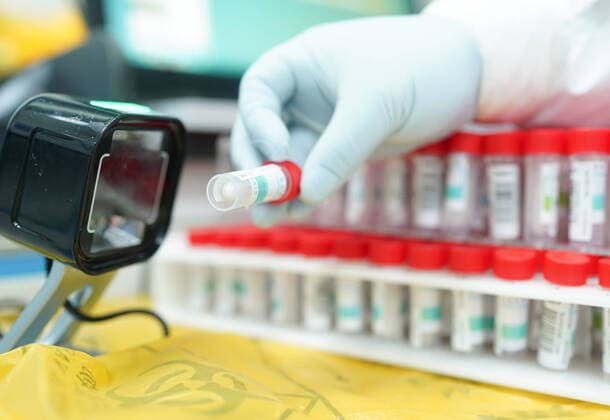 (220323) -- SHANGHAI, March 23, 2022 -- A staff member works at a COVID-19 nucleic acid testing laboratory in east China s Shanghai, March 23, 2022. The laboratory of Tongji Hospital, which has 10 testing facilities, is now in full swing. It can daily process more than 10 thousands tubes of samples for nucleic acid tests. ) CHINA-SHANGHAI-COVID-19-NUCLEIC ACID TEST-LABORATORY (CN) DingxTing 