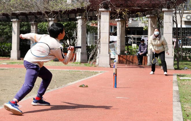 (220323) -- SHANGHAI, March 23, 2022 -- People play badminton at a residential area under closed management in east China s Shanghai, March 23, 2022. ) CHINA-SHANGHAI-COVID-19-PREVENTION & CONTROL (CN) FangxZhe 