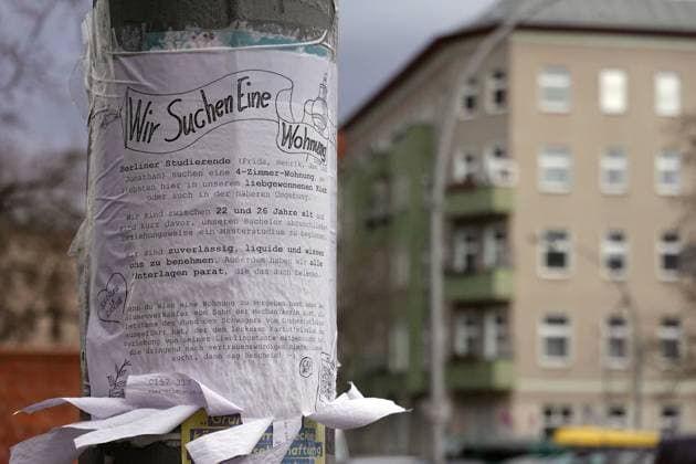 17.02.2022, Berlin, GER - Suchanzeige von Studierenden fuer eine Wohnung haengt an einem Laternenpfahl. (Alltag, Aushang, aussen, Aussenaufnahme, Berlin, deutsch, Deutschland, Europa, europaeisch, Gebaeude, Gesellschaft, Haus, Laternenpfahl, Mehrfamilienhaus, Mietshaus, niemand, QF, Querformat, Stadt, Stadtlandschaft, Stadtleben, Studenten, Studierende, Suchanzeige, Westeuropa, WG, Wir suchen eine Wohnung, Wirtschaft, Wohnen, Wohngebaeude, Wohngemeinschaft, Wohnhaus, Wohnraum, Wohnung, Wohnungsnot, Wohnungssuche) 220217D649BERLIN.JPG *** 17 02 2022, Berlin, GER Search ad of students for an apartment hanging on a lamppost everyday, notice, outside, exterior, Berlin, German, Germany, Europe, European, building, society, house, lamppost, apar