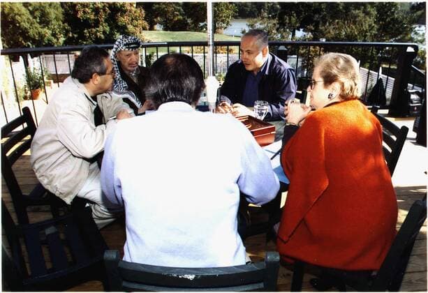 October 20, 1998, Wye River, Maryland, USA: The Working Lunch at The Washington Summit at Wye River on Friday, October 16, 1998. Pictured, clockwise from left: Gemal Helal, The Interpreter; Chairman Yasser Arafat of the Palestinian Authority; Prime Minister Netanyahu of Israel; United States Secretary of State Madeleine Albright; and Ambassador Dennis Ross..Mandatory Credit: via CNP Wye River USA - ZUMAs152 19981020_zaa_s152_001 Copyright: xWhitexHousex