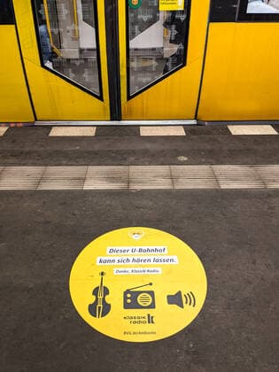 KLassik im Untergrund Dieser U-Bahnhof kann sich hören lassen. Danke, Klassik Radio. Die BVG beschallt den U-Bahnhof Moritzplatz in Berlin Kreuzberg mit klassischer Musik. Berlin Friedrichshain-Kreuzberg Berlin Deutschland