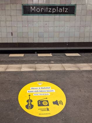 KLassik im Untergrund Dieser U-Bahnhof kann sich hören lassen. Danke, Klassik Radio. Die BVG beschallt den U-Bahnhof Moritzplatz in Berlin Kreuzberg mit klassischer Musik. Berlin Friedrichshain-Kreuzberg Berlin Deutschland