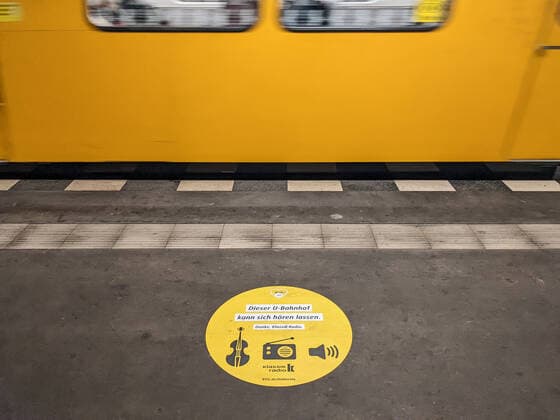 KLassik im Untergrund Dieser U-Bahnhof kann sich hören lassen. Danke, Klassik Radio. Die BVG beschallt den U-Bahnhof Moritzplatz in Berlin Kreuzberg mit klassischer Musik. Berlin Friedrichshain-Kreuzberg Berlin Deutschland