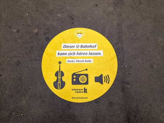 KLassik im Untergrund Dieser U-Bahnhof kann sich hören lassen. Danke, Klassik Radio. Die BVG beschallt den U-Bahnhof Moritzplatz in Berlin Kreuzberg mit klassischer Musik. Berlin Friedrichshain-Kreuzberg Berlin Deutschland