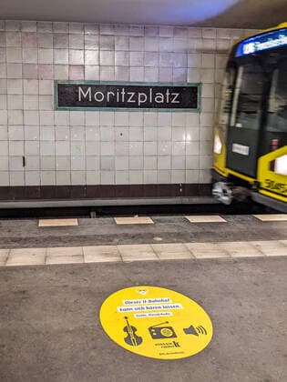 KLassik im Untergrund Dieser U-Bahnhof kann sich hören lassen. Danke, Klassik Radio. Die BVG beschallt den U-Bahnhof Moritzplatz in Berlin Kreuzberg mit klassischer Musik. Berlin Friedrichshain-Kreuzberg Berlin Deutschland