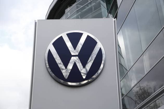 Aktuelles Firmenlogo von Volkswagen am Autohaus in Berlin *** Current company logo of Volkswagen at the car dealership in Berlin