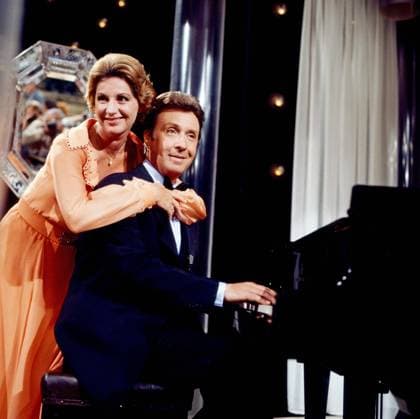 Peter Alexander präsentiert Spezialitäten Peter Alexander präsentiert Spezialitäten, Show Sendereihe, Deutschland 1969 - 1978, Sendung vom 1. Dezember 1977, Mitwirkende: Johanna von Koczian mit Peter Alexander, Deutschland Copyright: ArthurxGrimm UnitedArchives82007418 EDITORIAL USE ONLY